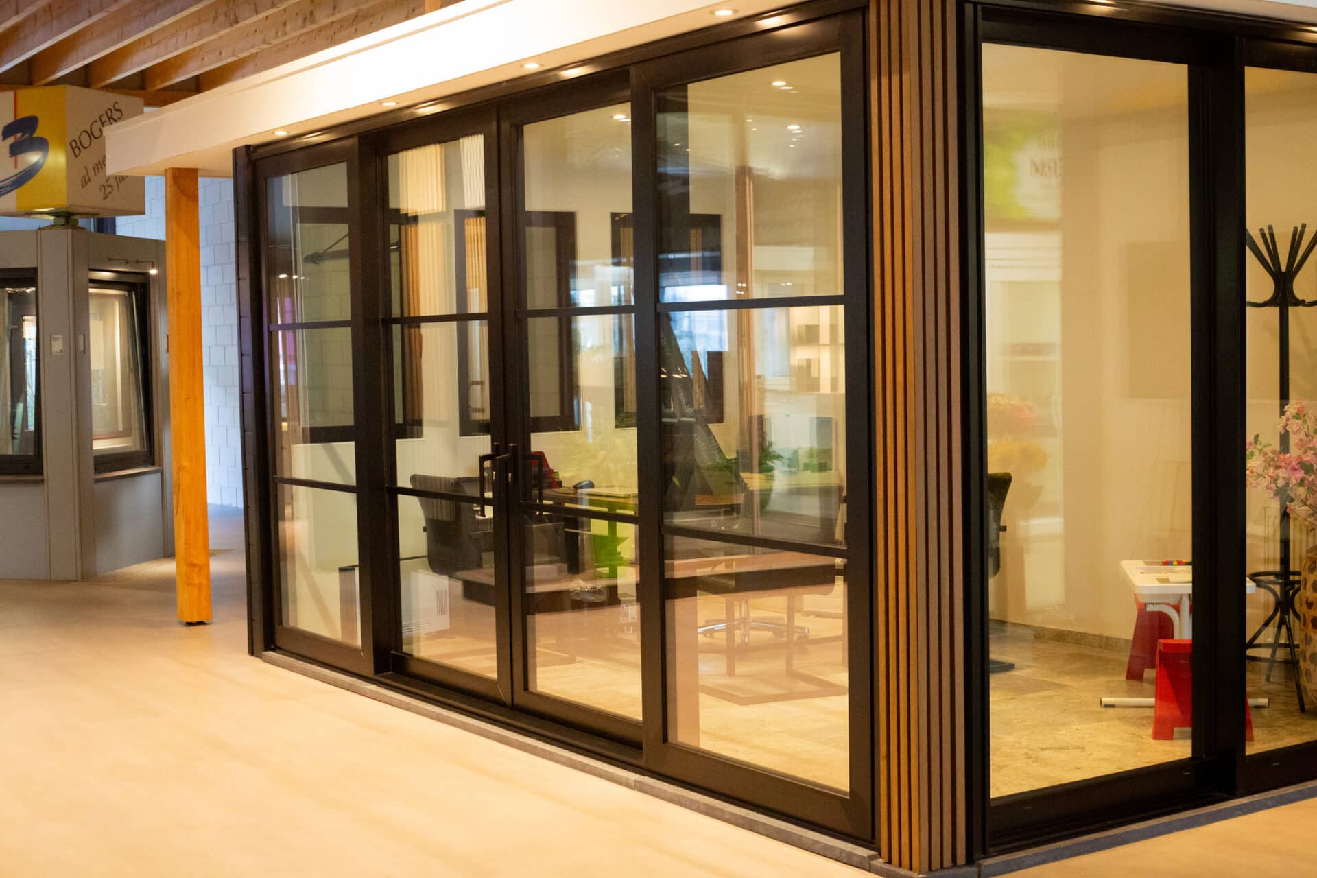 Schuifpui opgesteld in de showroom