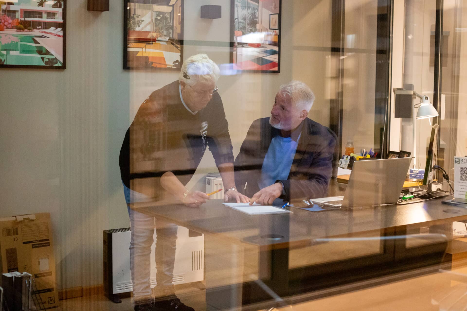 Verkopers in showroom adviseren over kozijnen